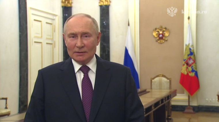 Владимир Путин поздравил выпускников с окончанием школы.